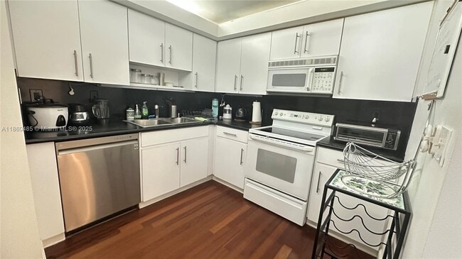 Building Photo - 1450 Brickell Bay Dr