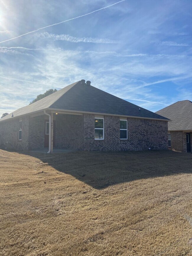 Building Photo - Pre-Leasing Now: Comfortable 3-Bedroom, 2-Bath Duplex in Fairview Haven