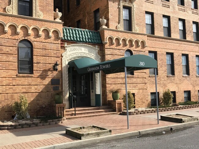 Building Photo - 310 Riverside Blvd