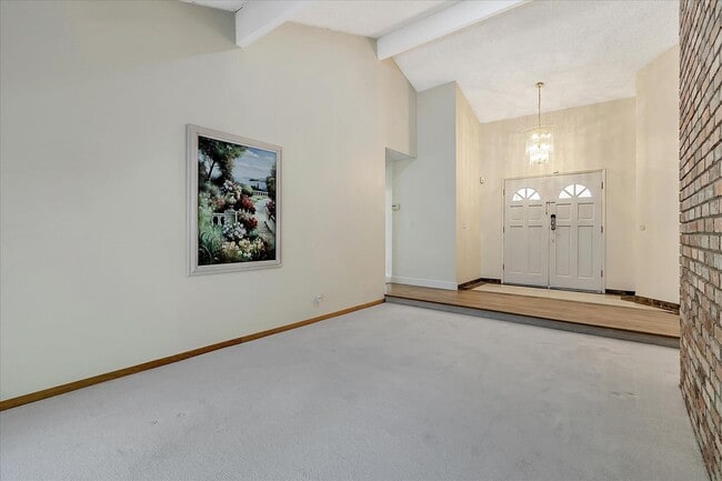 Building Photo - Great Location! Great Schools! Month to Month Only!