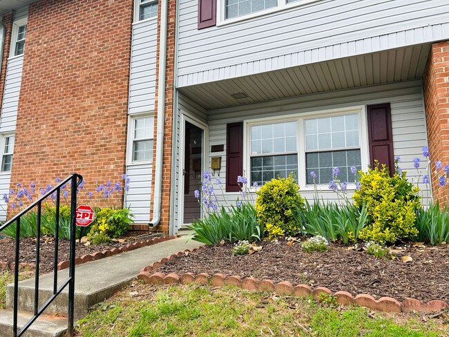Building Photo - Charming 2 bedroom, 2.5 bathroom townhome ...