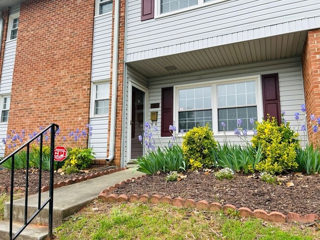 Building Photo - Charming 2 bedroom, 2.5 bathroom townhome in Greensboro w/2 master-suites/community pool