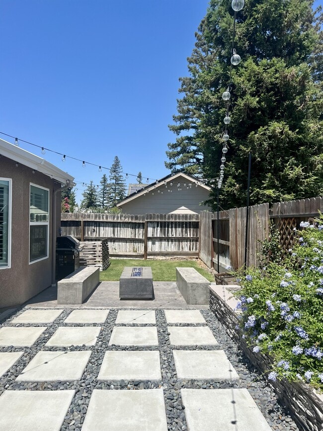 Building Photo - 233 Karen Ave