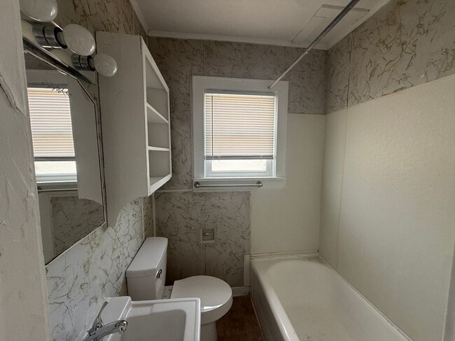 Building Photo - 1 bedroom, 1 bathroom Apartment! AVAILABLE NOW!