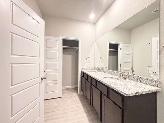Building Photo - Stunning New Duplex Home in Seguin