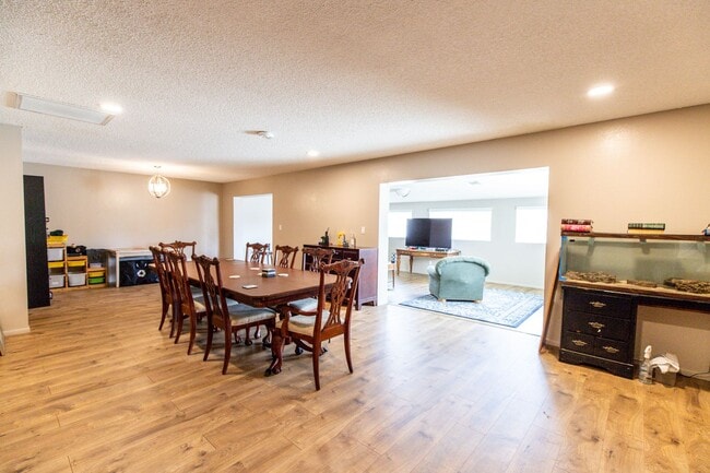 Building Photo - 6 Bedroom 3.5 Bathroom Tri-Level Home In Tempe close to ASU