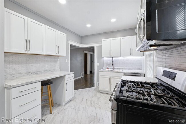 Building Photo - 304 Hendrie St