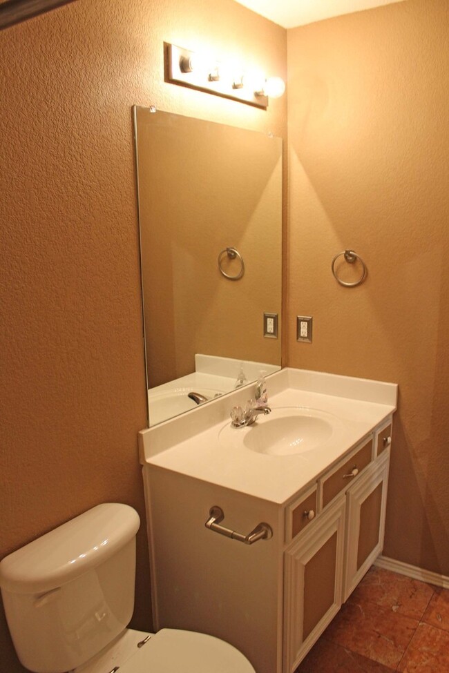 Building Photo - 4 Bedroom 2 Bath home for Lease