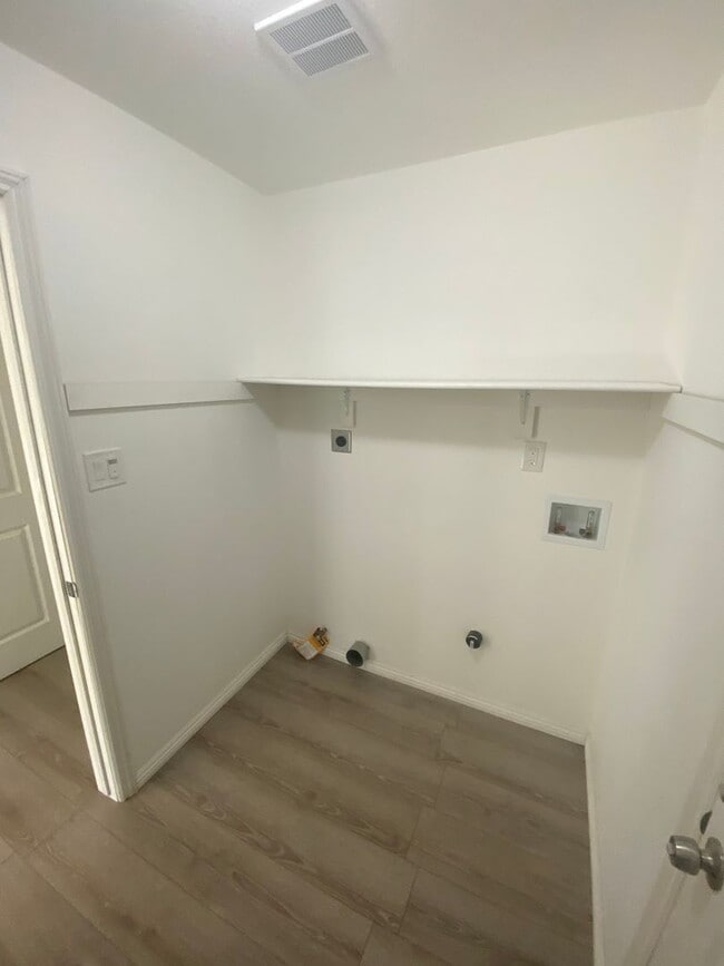 Building Photo - Spacious and New with Solar in Central Hanford