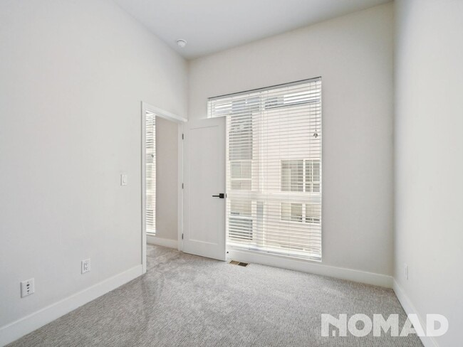 Building Photo - 3039 W 19th Ave