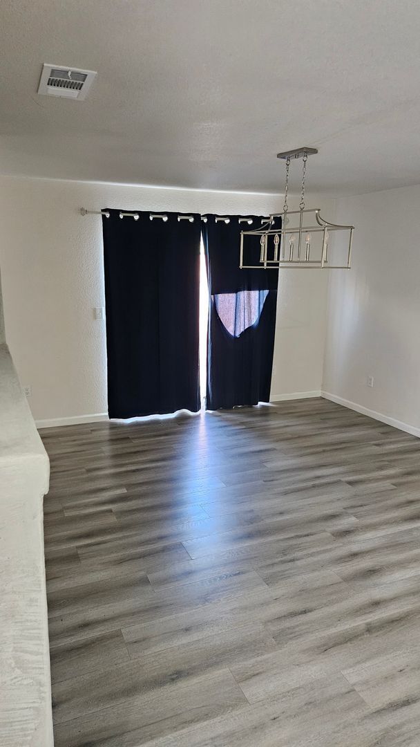 Building Photo - Large 3 bedroom 2 bath