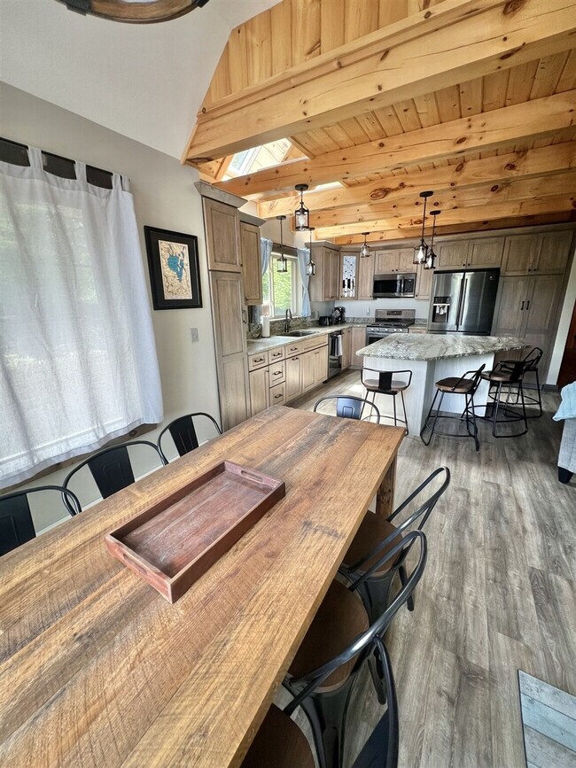 Building Photo - 322 NW River Rd