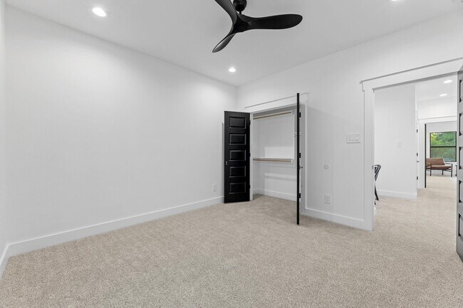 Building Photo - 518 Clinton St