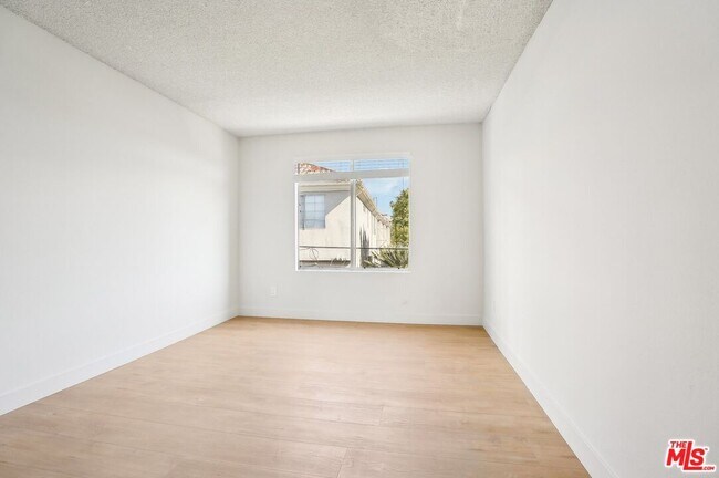 Building Photo - 1352 S Carmelina Ave