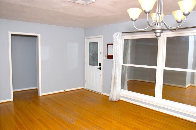 Building Photo - 107 Palm Ln
