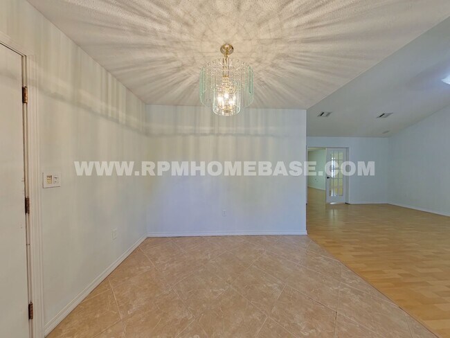 Building Photo - Crestview Charm: 4 Bedroom Home with Hard Floors and Fenced Yard!