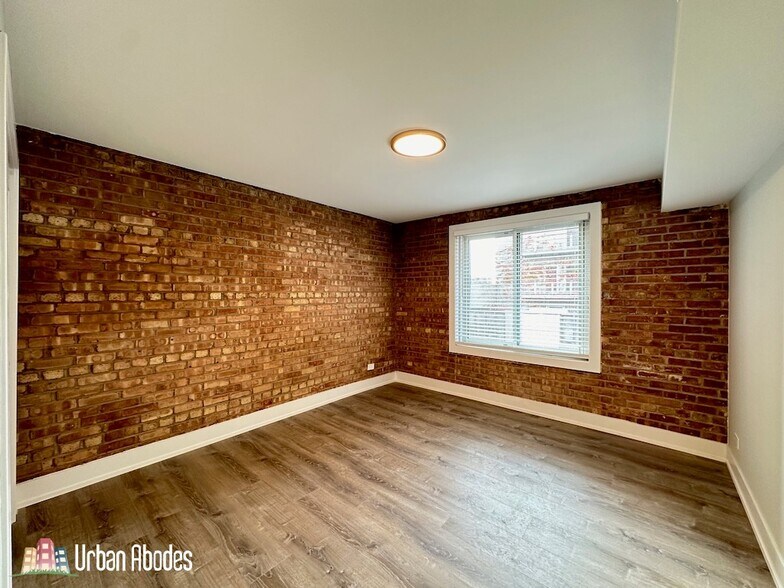 Building Photo - 1220 N La Salle Dr