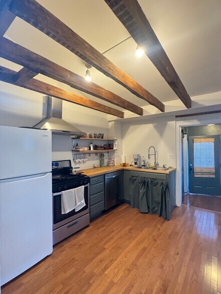 Building Photo - 567 Spring Mills Rd