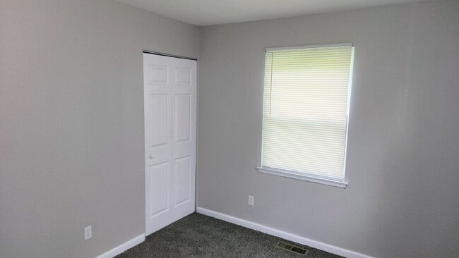 Building Photo - "Charming 3-Bedroom Gem in Hazelwood with Modern Comforts