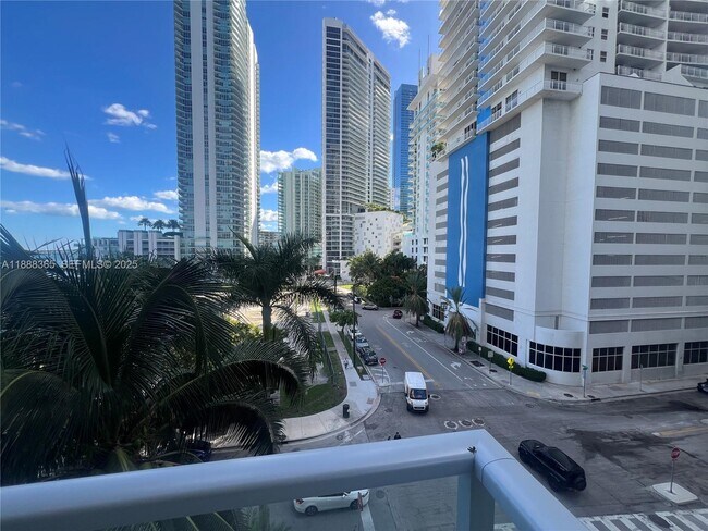Building Photo - 1155 Brickell Bay Dr