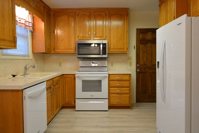 Building Photo - Updated Two Bedroom is Now Ready!
