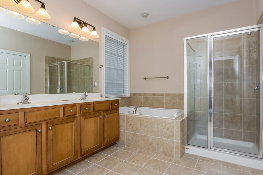 Building Photo - 8907 Arbor Creek Dr