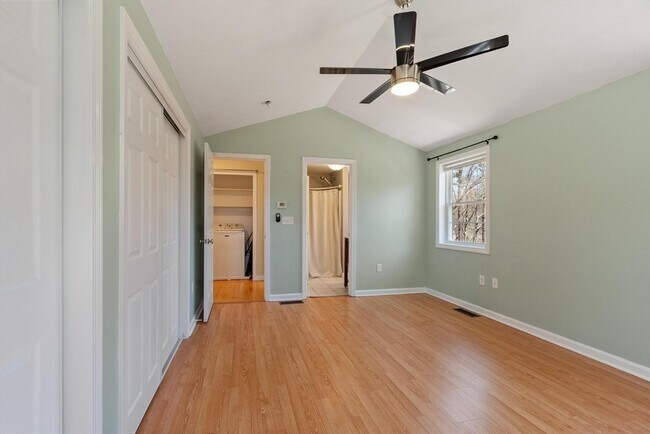 Building Photo - 27 Pine St