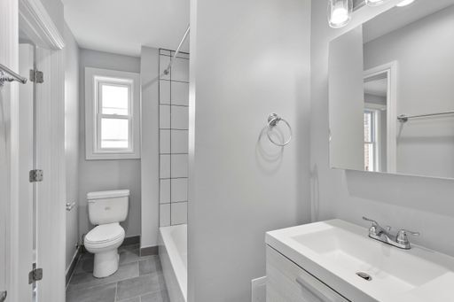 Building Photo - 7638 N Eastlake Terrace