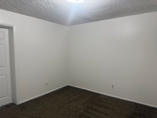 Building Photo - Lovely 1/2 Duplex in St Cloud