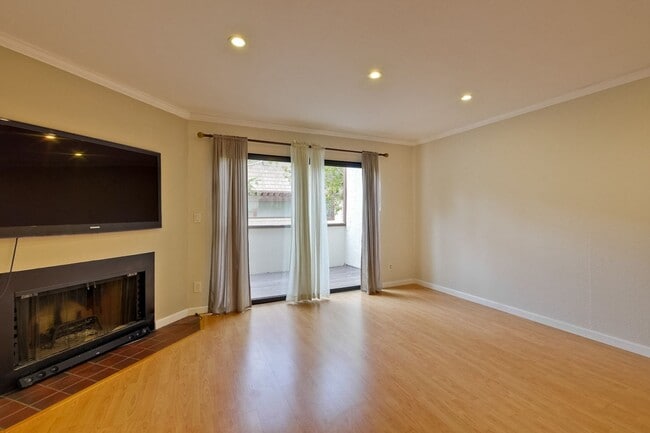 Building Photo - Popular Woodside Commons at Its Finest.