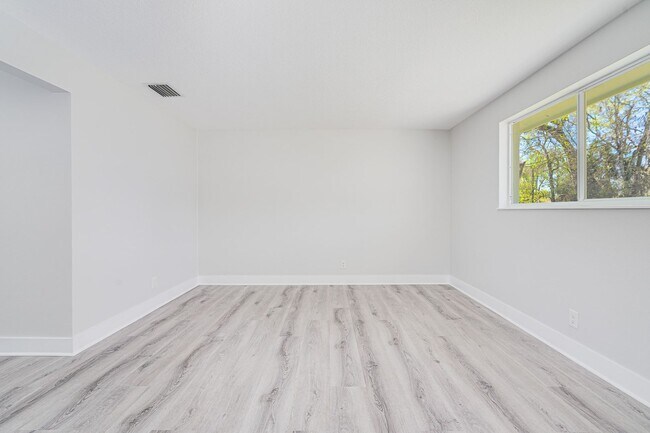 Building Photo - Fully Remodeled 2-Bedroom Home in Prime Or...