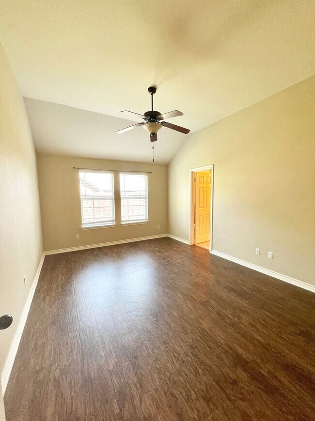 Building Photo - Beautiful 3-bed/2-bath with garage!