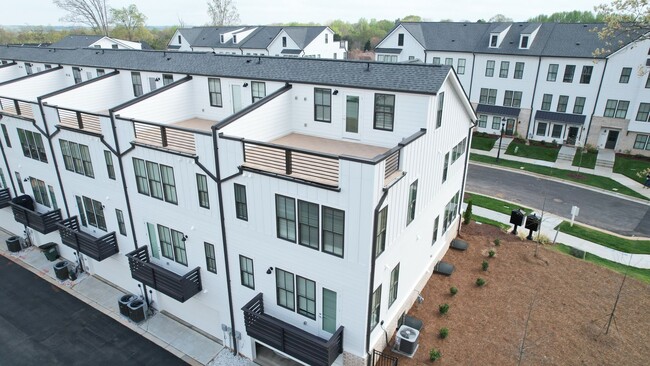 Building Photo - 3 Bed, 3.5 Bath Townhouse in Ballantyne