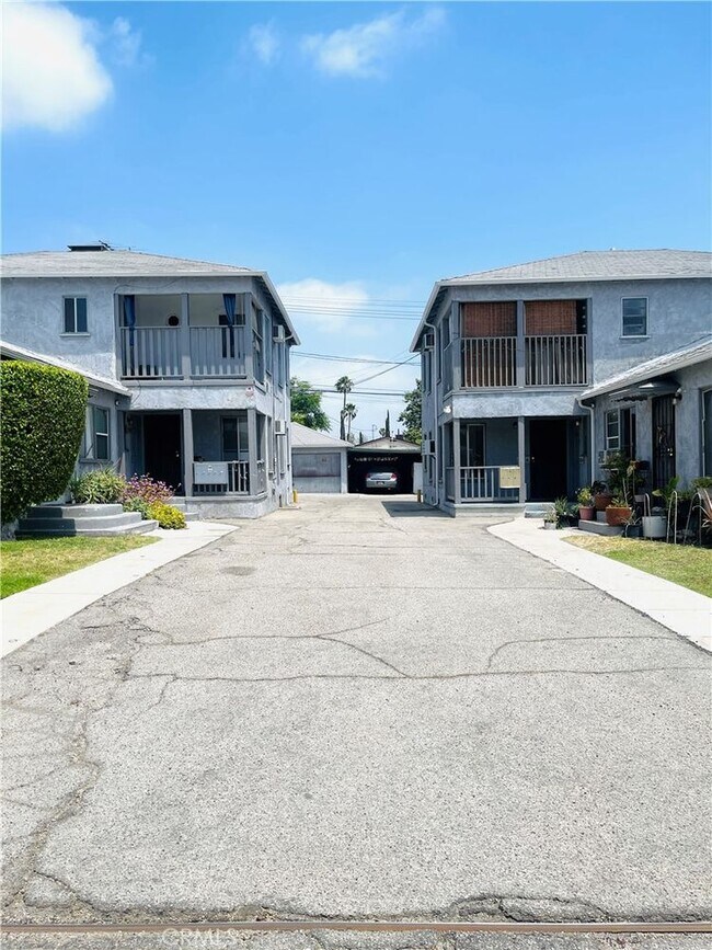 Building Photo - 5752 Vineland Ave