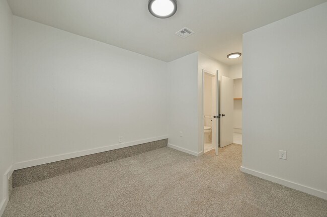 Building Photo - 6104 S Villa Ave