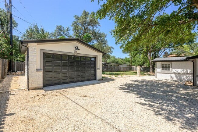 Building Photo - 303 Lakeway Dr