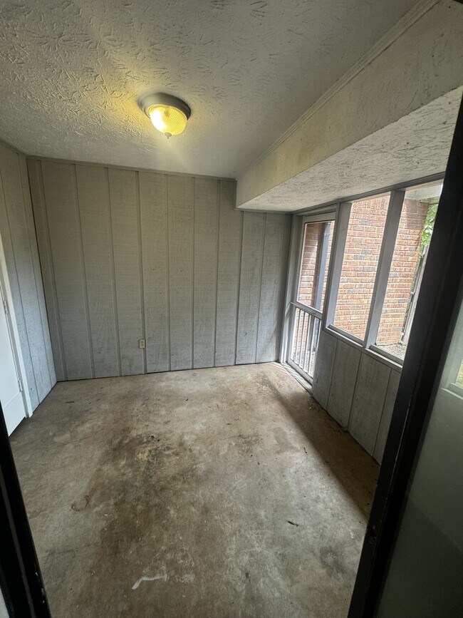 Building Photo - 482 Huntington Road