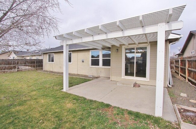 Building Photo - Immaculate Single-Level Home