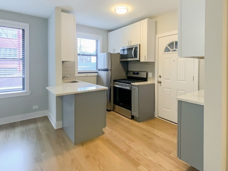 Building Photo - 3620 N Marshfield Ave