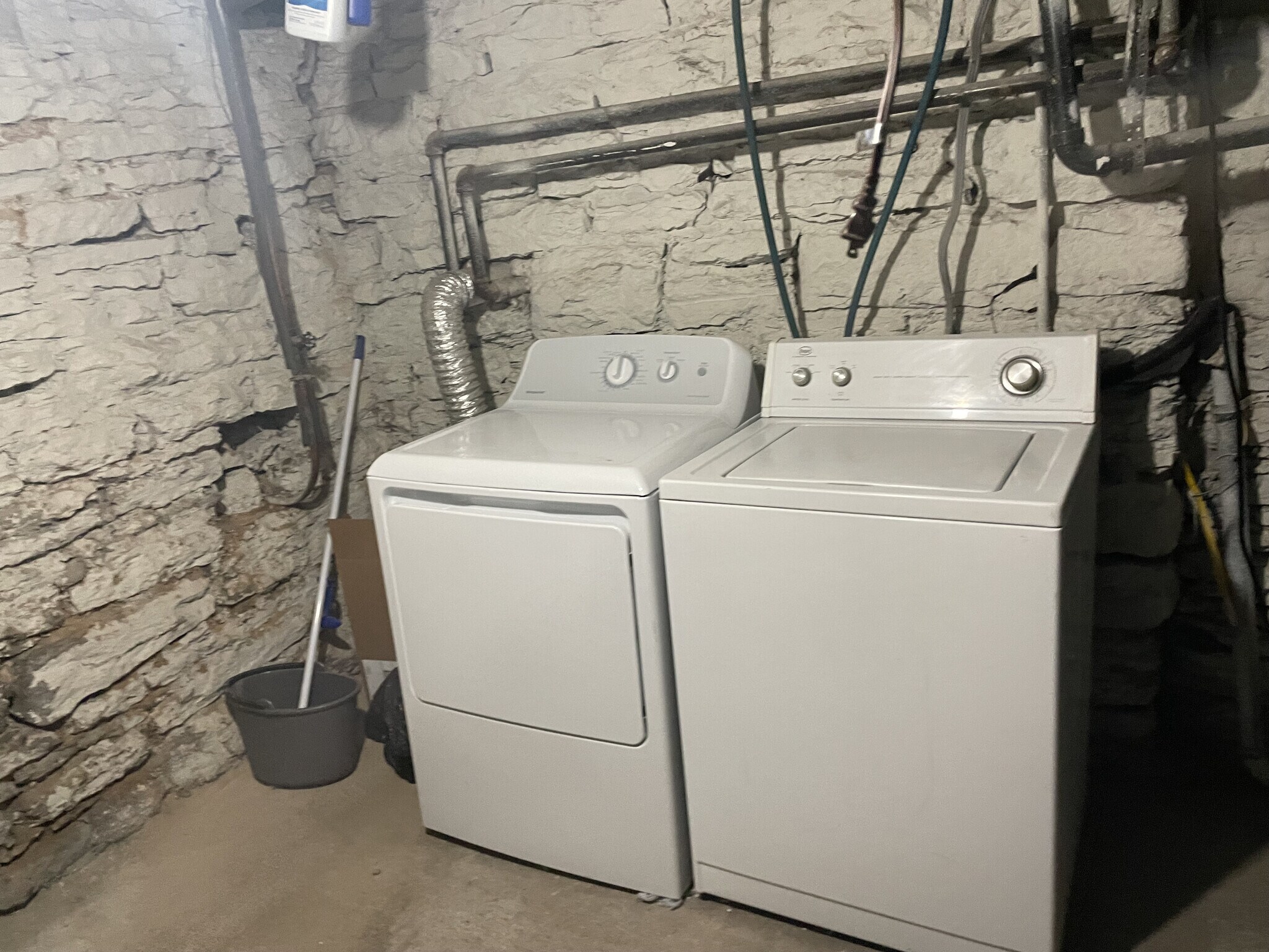 Building Photo - 123 Montmullin St