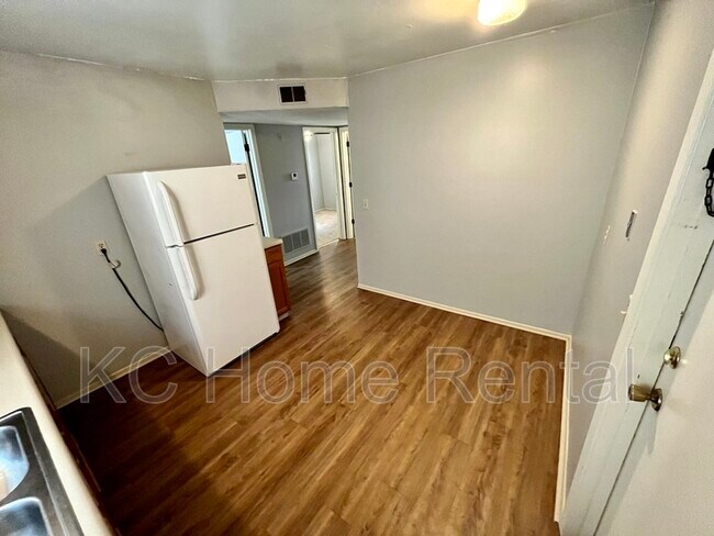 Building Photo - 2212 NE 77th St