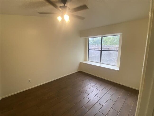 Building Photo - Cute 2/2 duplex with a garage