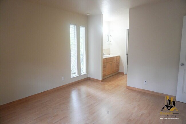 Building Photo - 5333 Primrose Dr