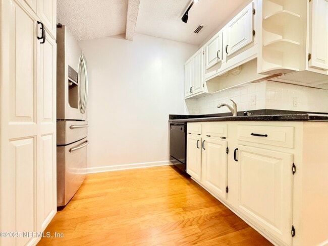 Building Photo - 1319 Azalea Dr