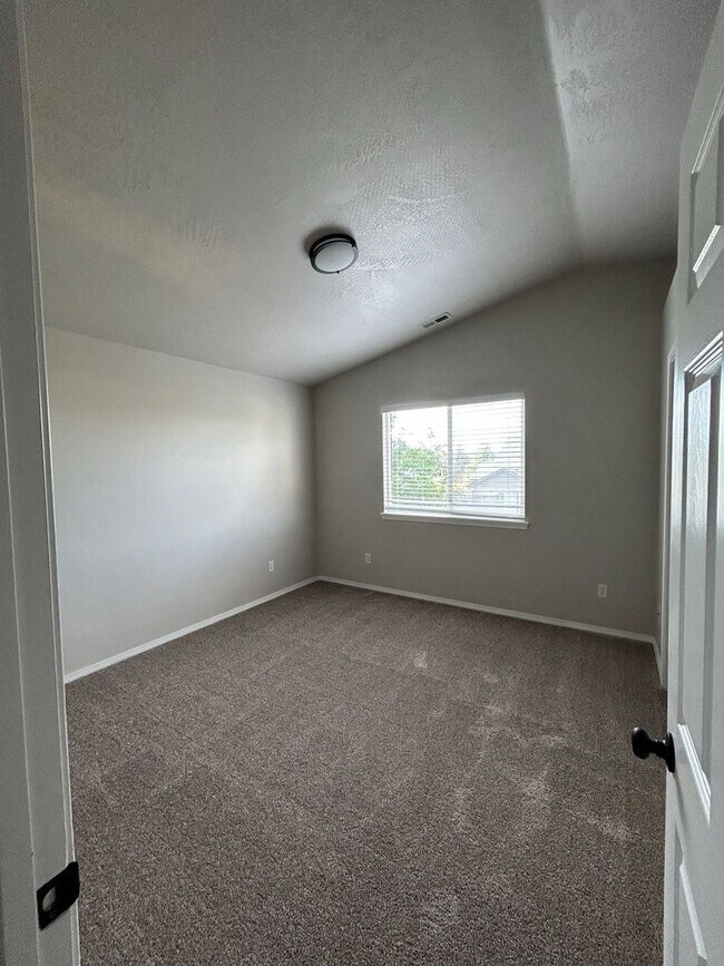 Building Photo - 830 W Sheridan Ave