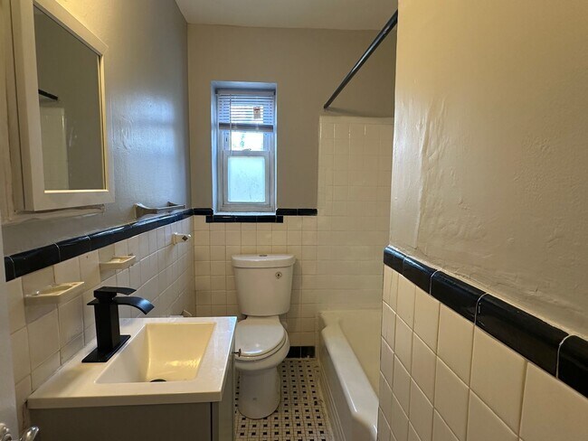 Building Photo - One bed- East Lansdowne