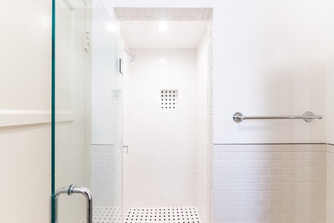 Building Photo - 1066  S Genesee-