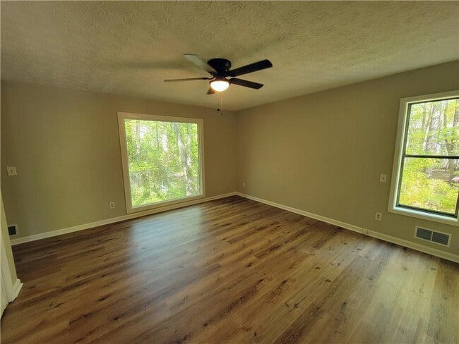 Building Photo - 205 Watkins Glen Dr NE