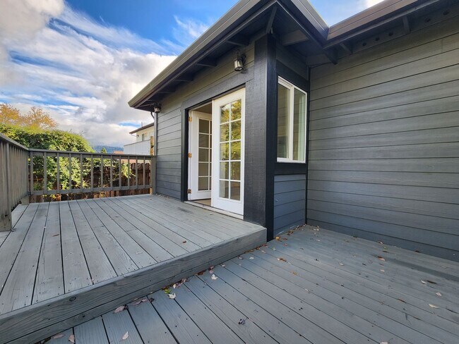 Building Photo - 715 Boyes Blvd