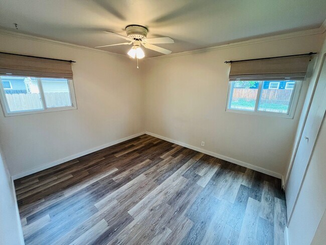 Building Photo - 3 bedroom home centrally located!